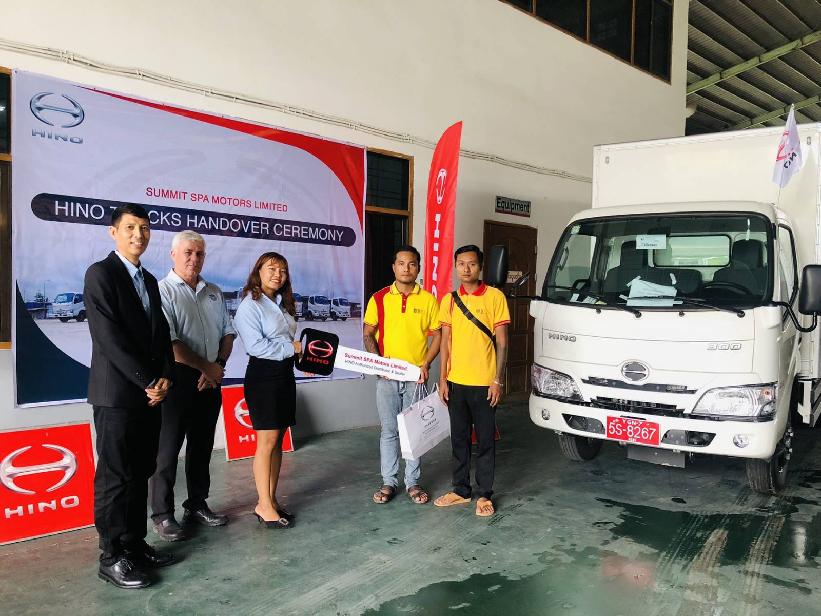 HINO Customer များထံသို့ HINO လုပ်ငန်းသုံးယာဉ်များ လွှဲပြောင်းပေးအပ်နေစဉ်